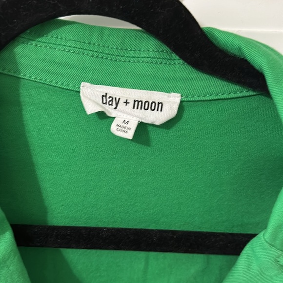 Day + Moon green shorts romper with pockets and snap waist - Picture 5 of 13